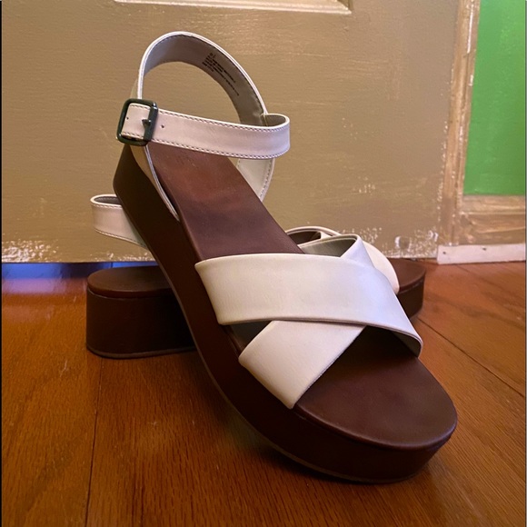 Womens Universal Thread Sandles - Picture 1 of 2